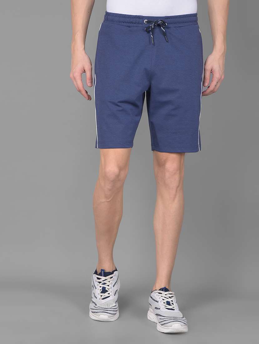 men solid mid rise regular fit shorts