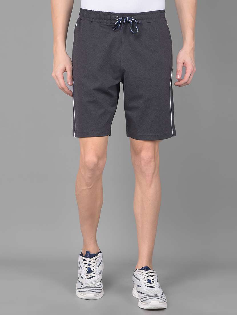 men solid mid rise regular fit shorts