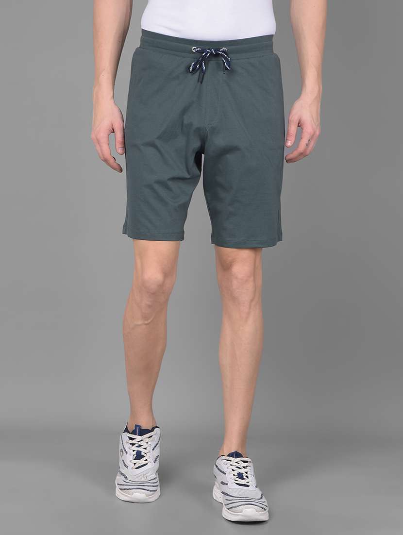 men solid mid rise regular fit shorts