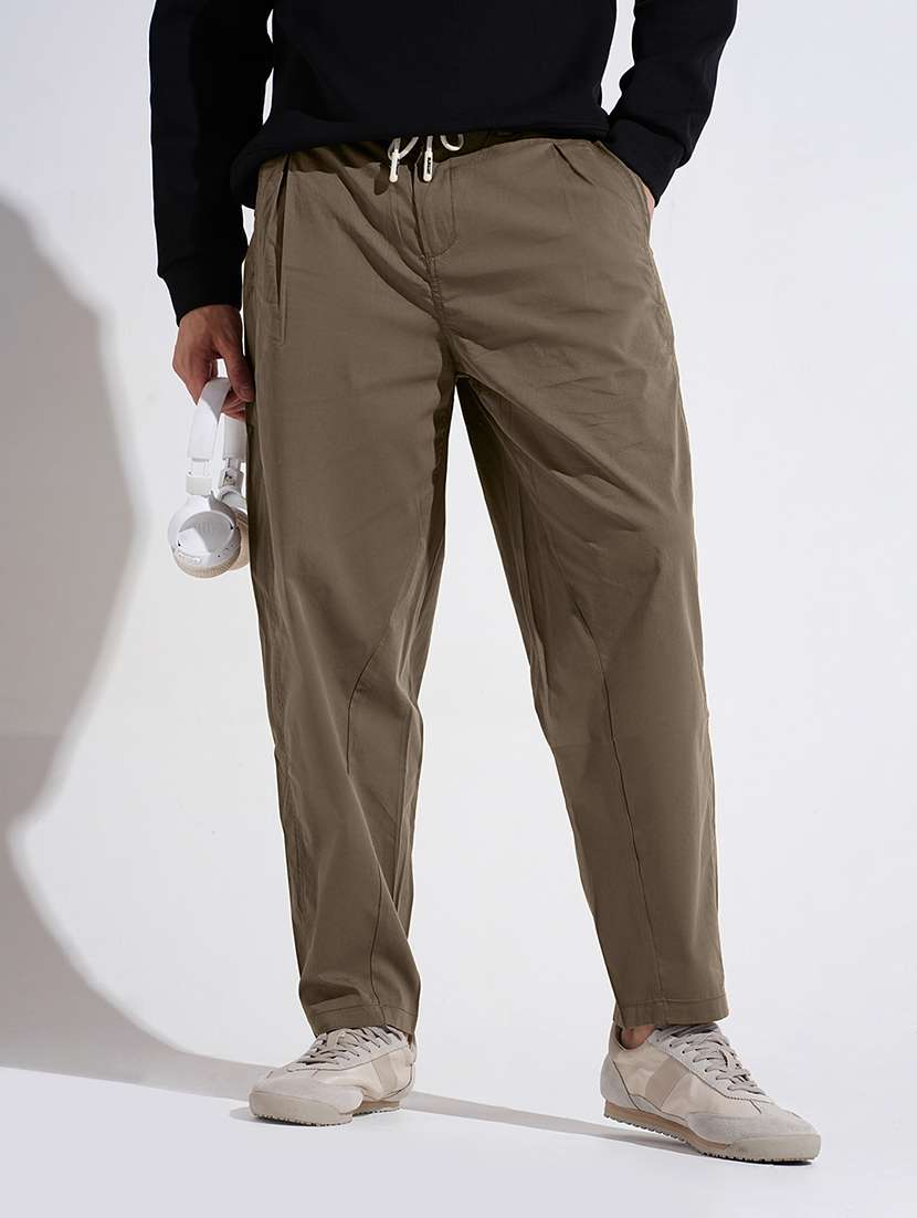 men solid mid rise straight fit chinos 