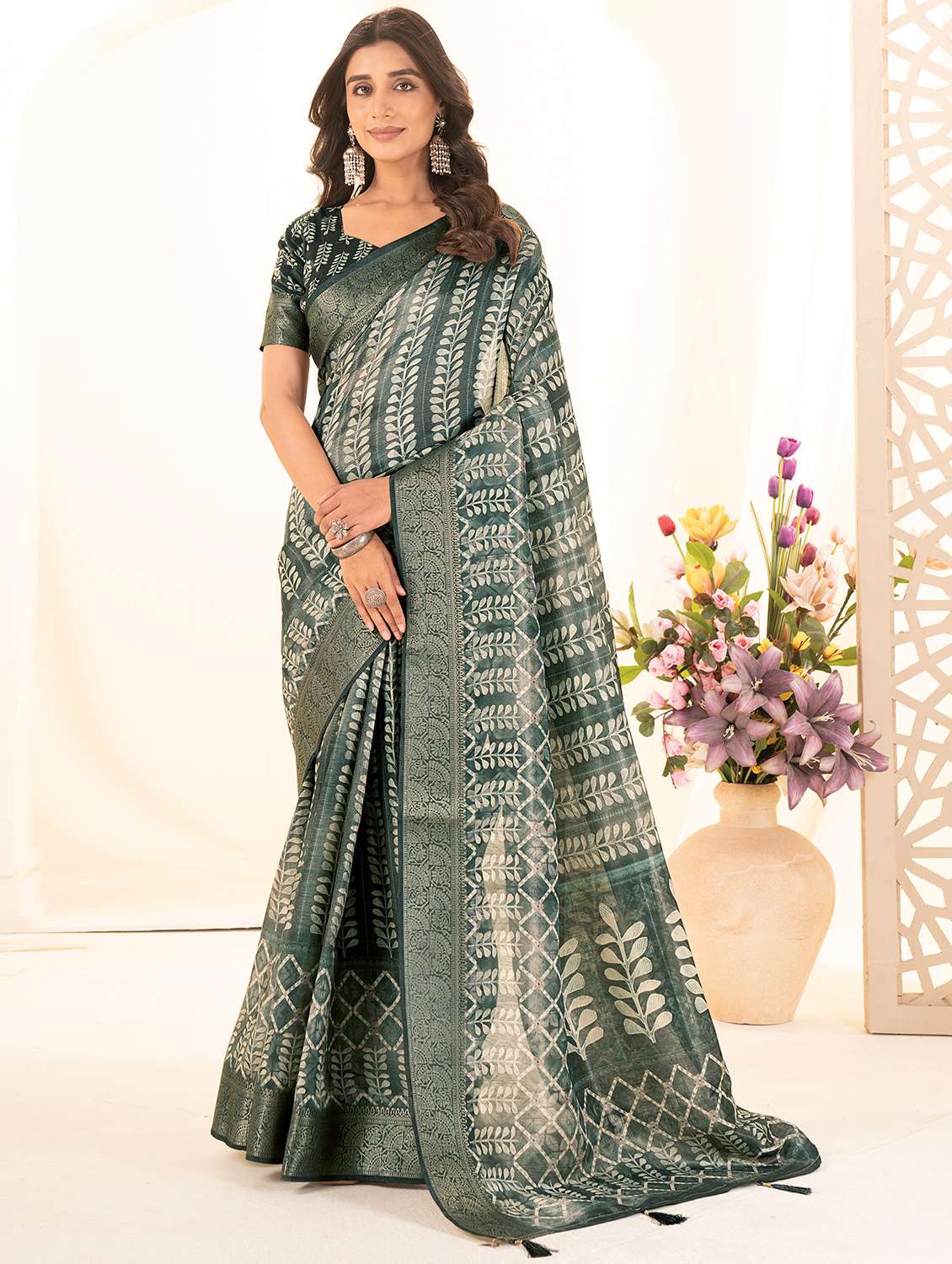 women printed bordered saree with blouse - 22041067 -  Zoom Image - 0