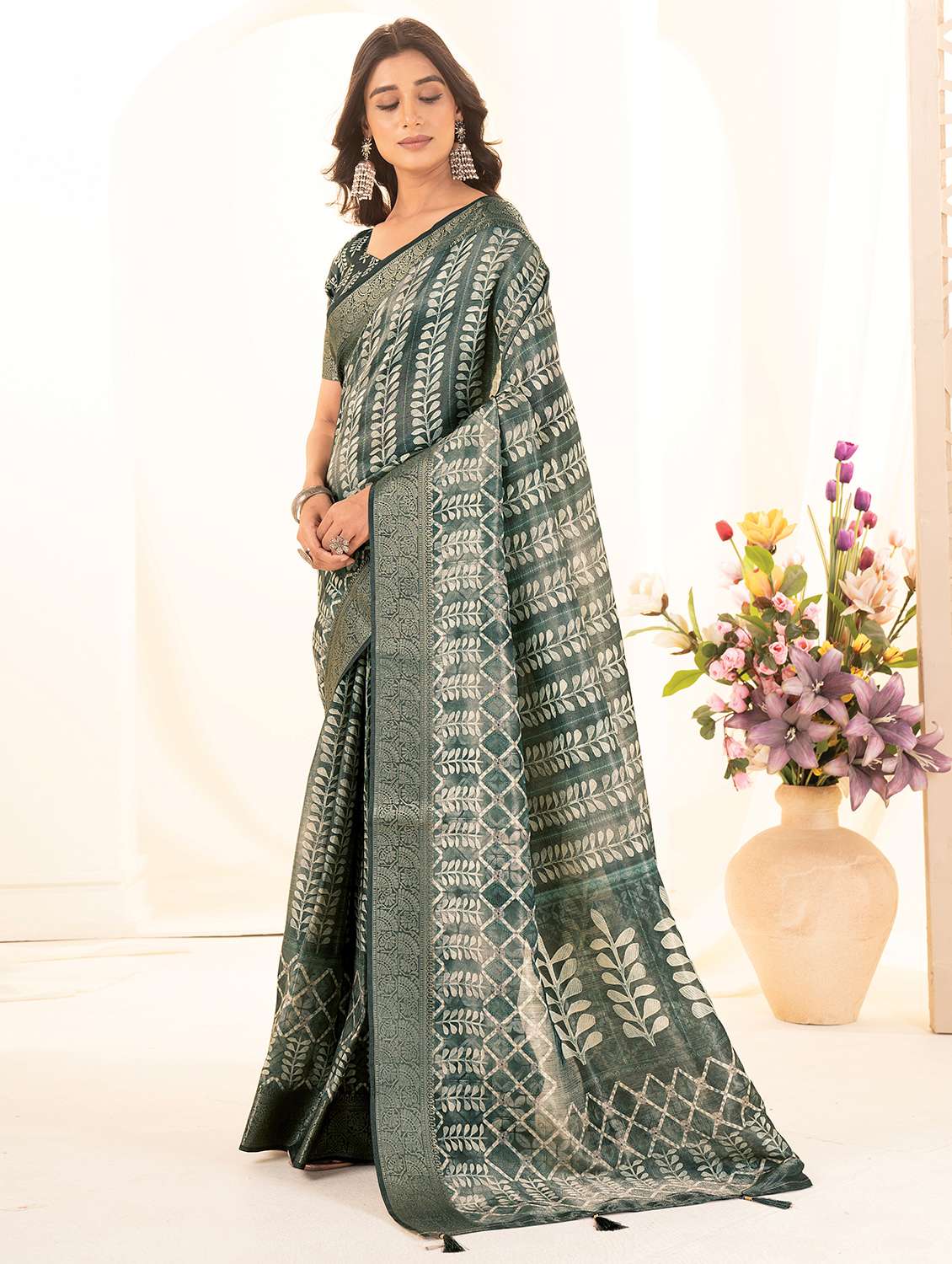 women printed bordered saree with blouse - 22041067 -  Standard Image - 2