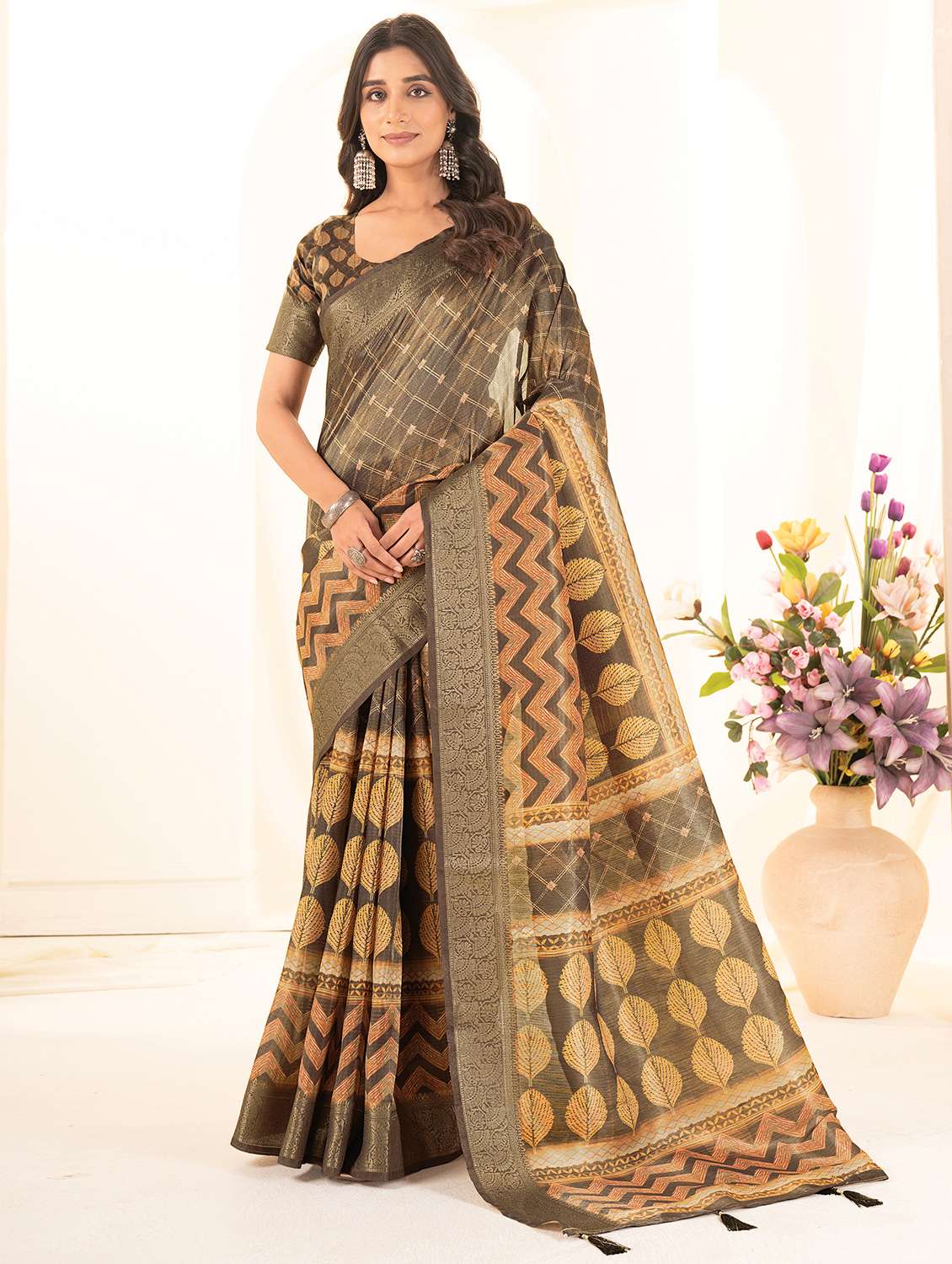 women printed bordered saree with blouse - 22041068 -  Standard Image - 2