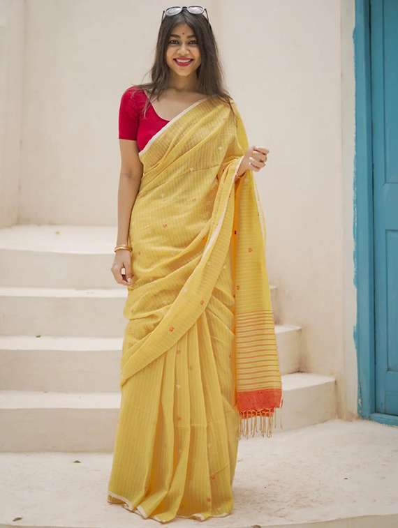women self design handloom saree with blouse