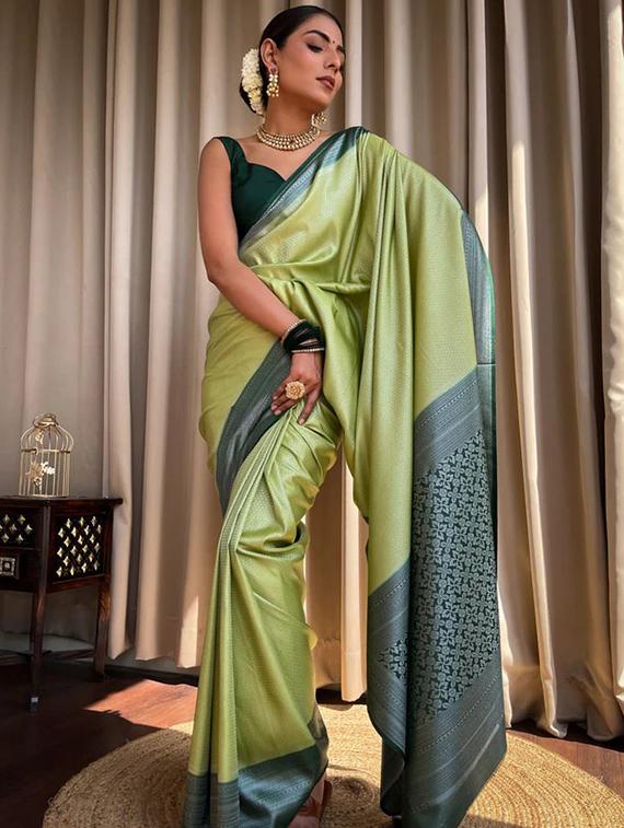 women self design banarasi saree with blouse - 22041100 - Zoom Image - 0