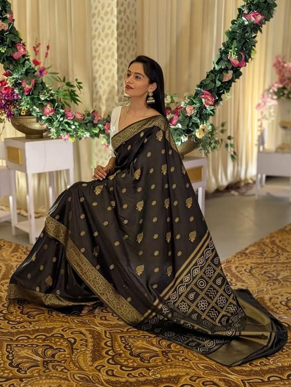 women self design banarasi saree with blouse - 22041114 - Standard Image - 2