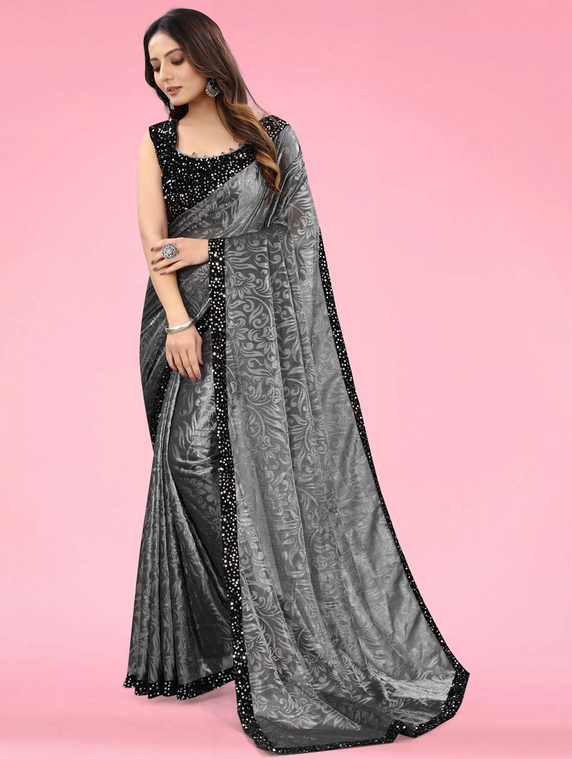 women printed embellished bordered saree with blouse
