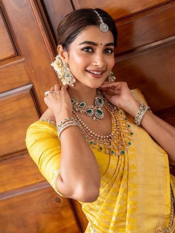 women self design banarasi saree with blouse - 22041444 -  Standard Image - 2