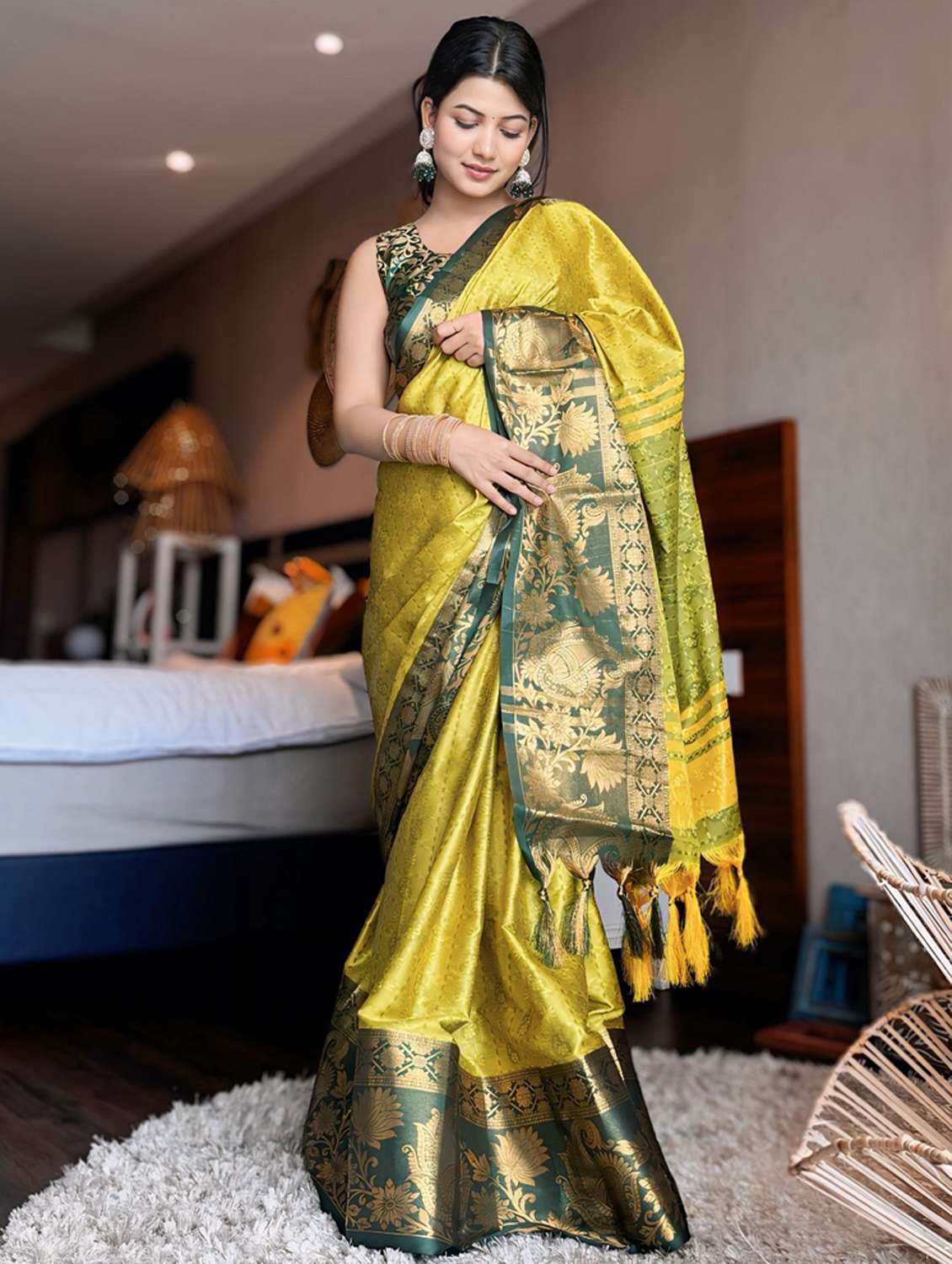 women self design bordered saree with blouse - 22041453 - Standard Image - 2