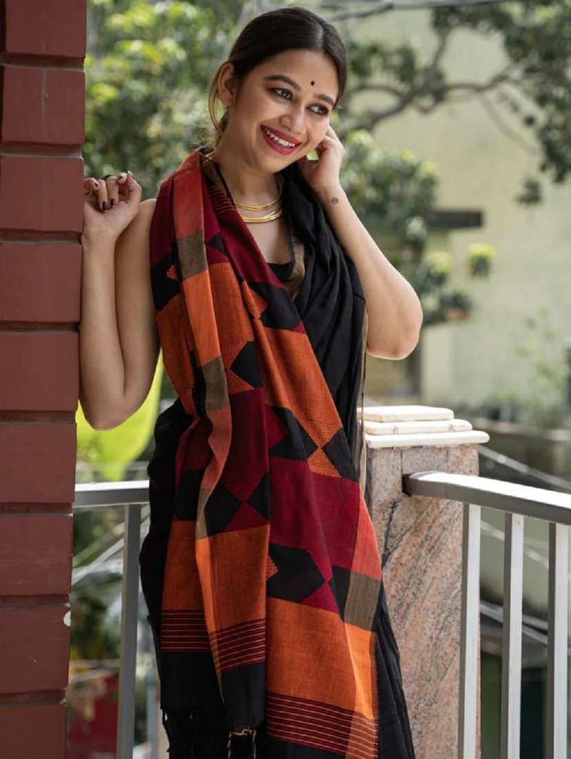 women solid with bordered handloom saree with blouse - 22041480 - Standard Image - 2