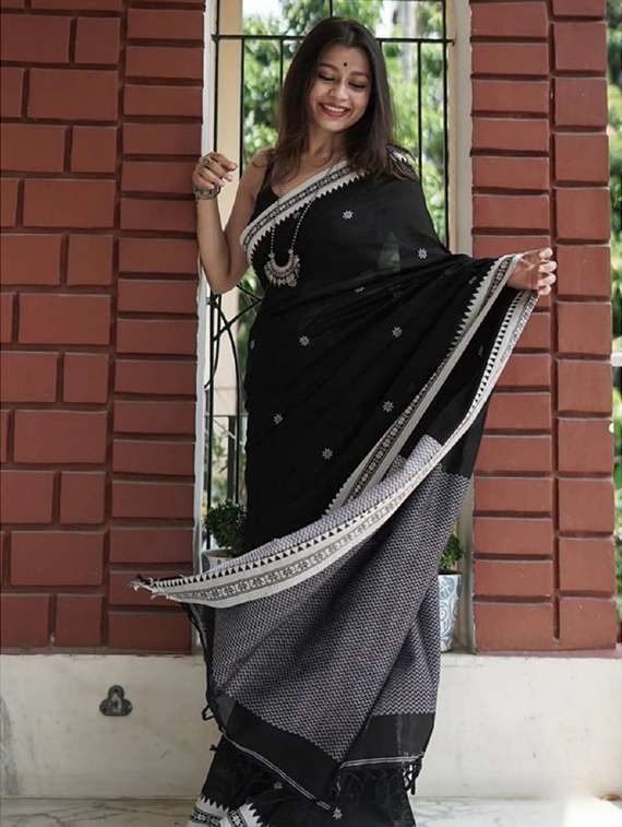women self design handloom saree with blouse - 22041482 -  Standard Image - 2