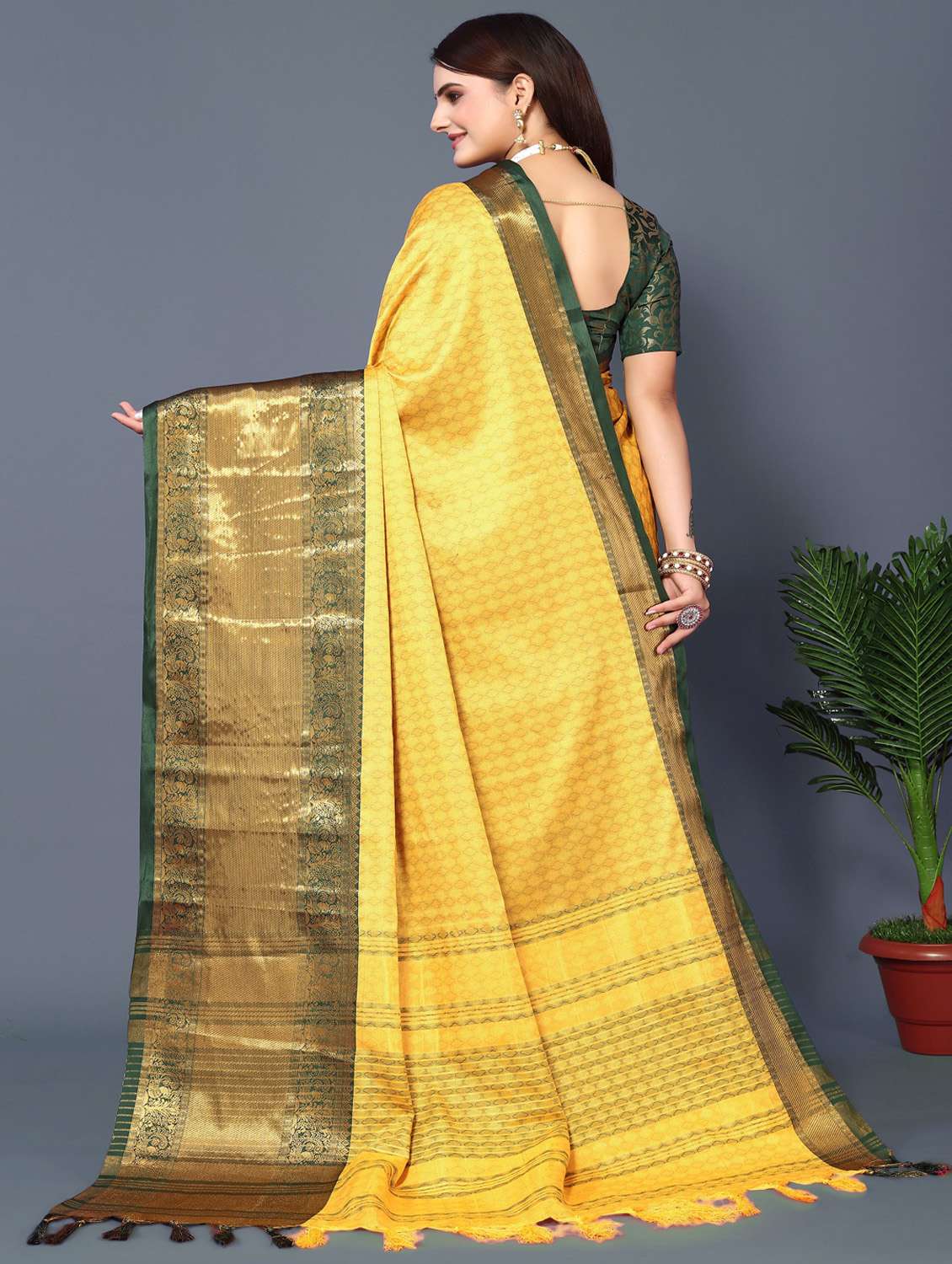 women self design bordered saree with blouse - 22041528 - Standard Image - 2