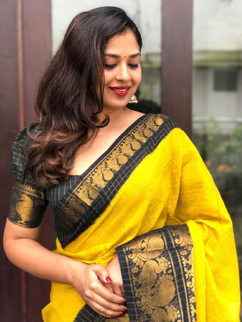 women checkered bordered saree with blouse - 22041591 - Standard Image - 2