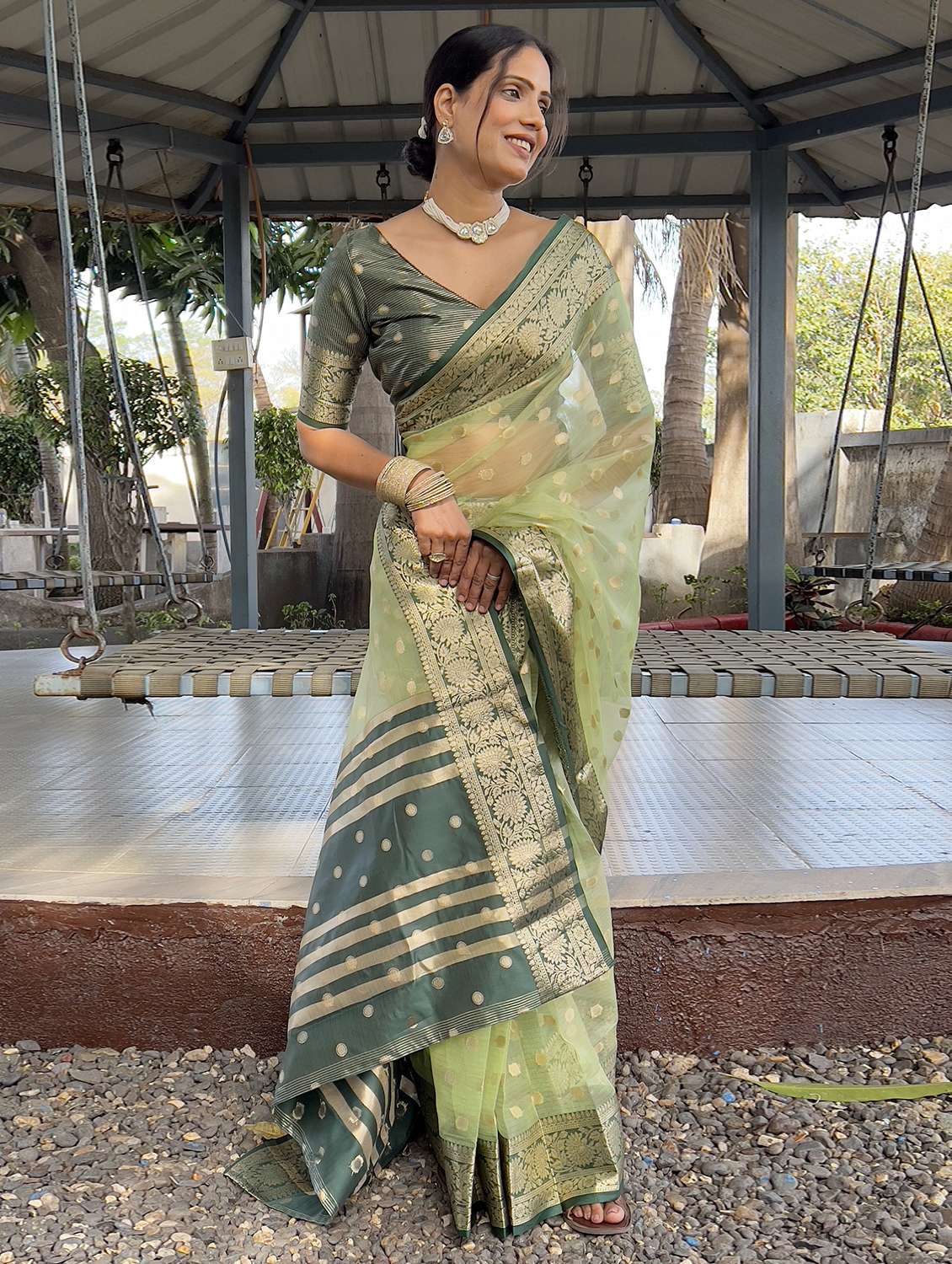 women self design bordered saree with blouse - 22041608 - Standard Image - 2