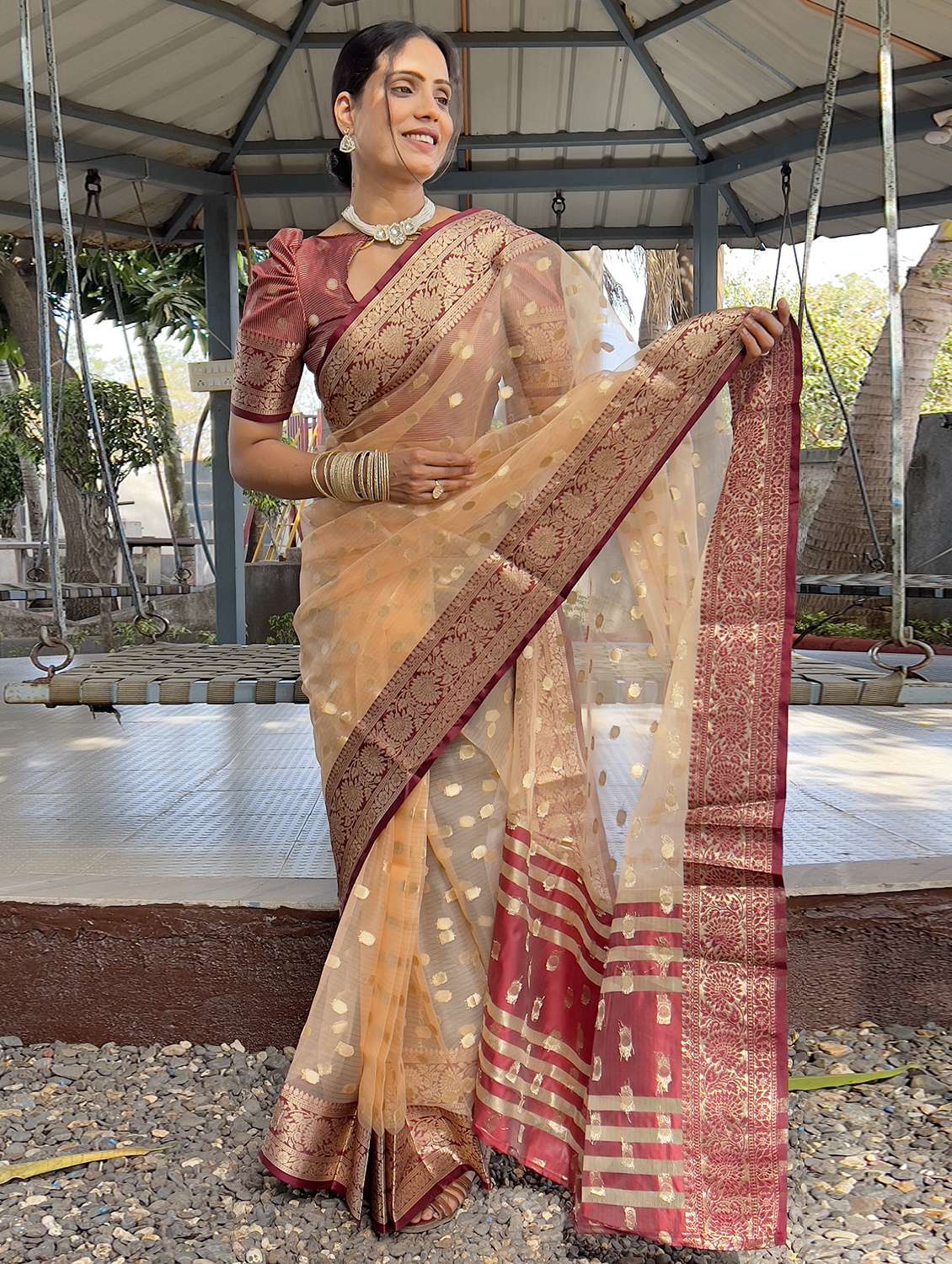 women self design bordered saree with blouse - 22041609 - Standard Image - 2