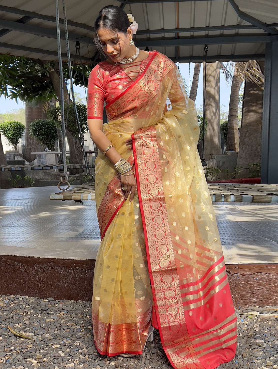 women self design bordered saree with blouse - 22041613 - Standard Image - 2