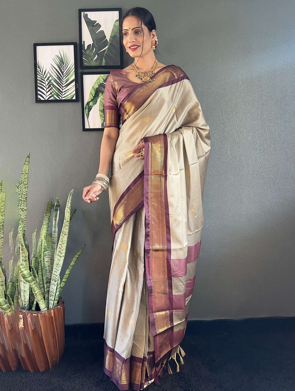 women self design bordered saree with blouse - 22041614 - Standard Image - 2