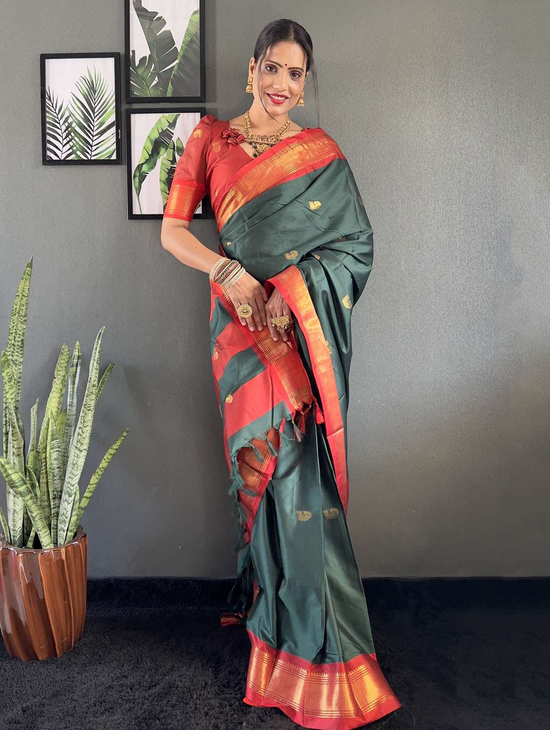 women self design bordered saree with blouse - 22041615 - Standard Image - 2