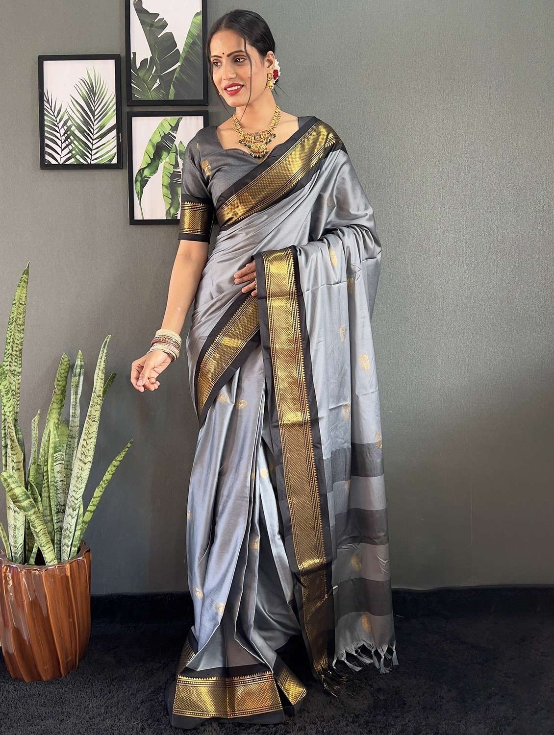 women self design bordered saree with blouse - 22041616 -  Standard Image - 2