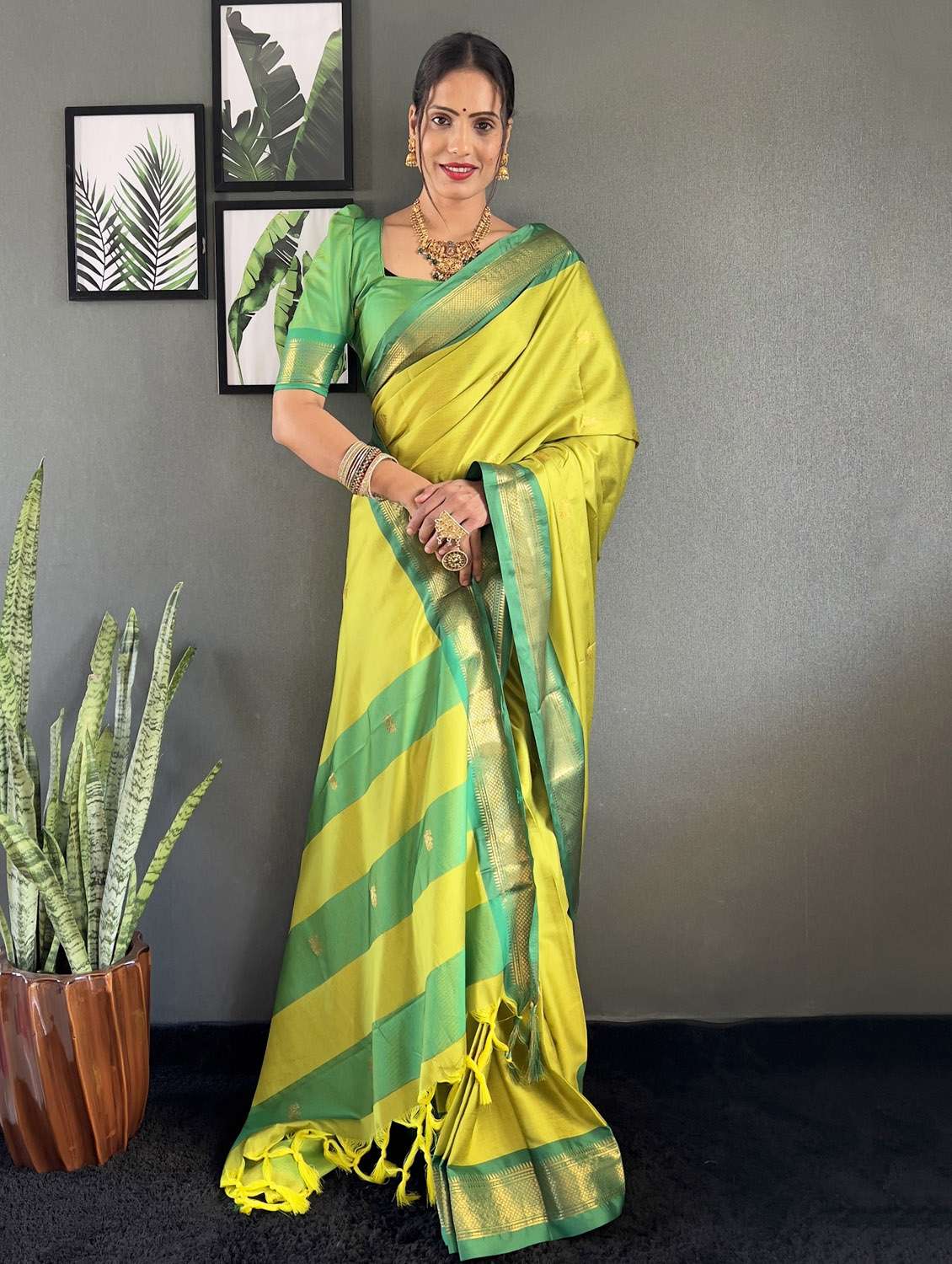 women self design bordered saree with blouse - 22041617 - Standard Image - 2