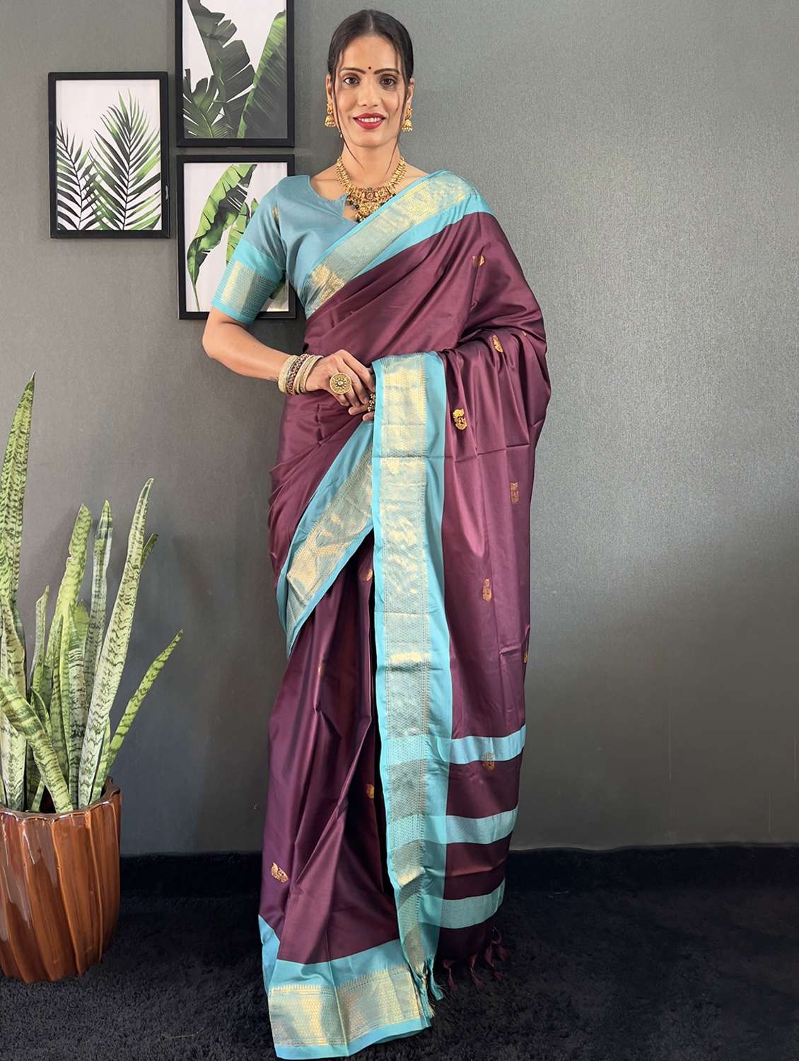 women self design bordered saree with blouse - 22041620 - Standard Image - 2