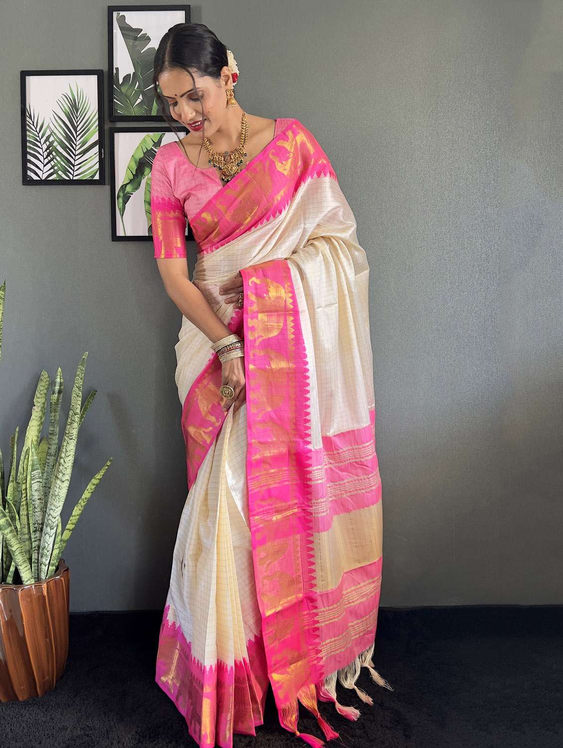women checkered bordered saree with blouse - 22041630 - Standard Image - 2