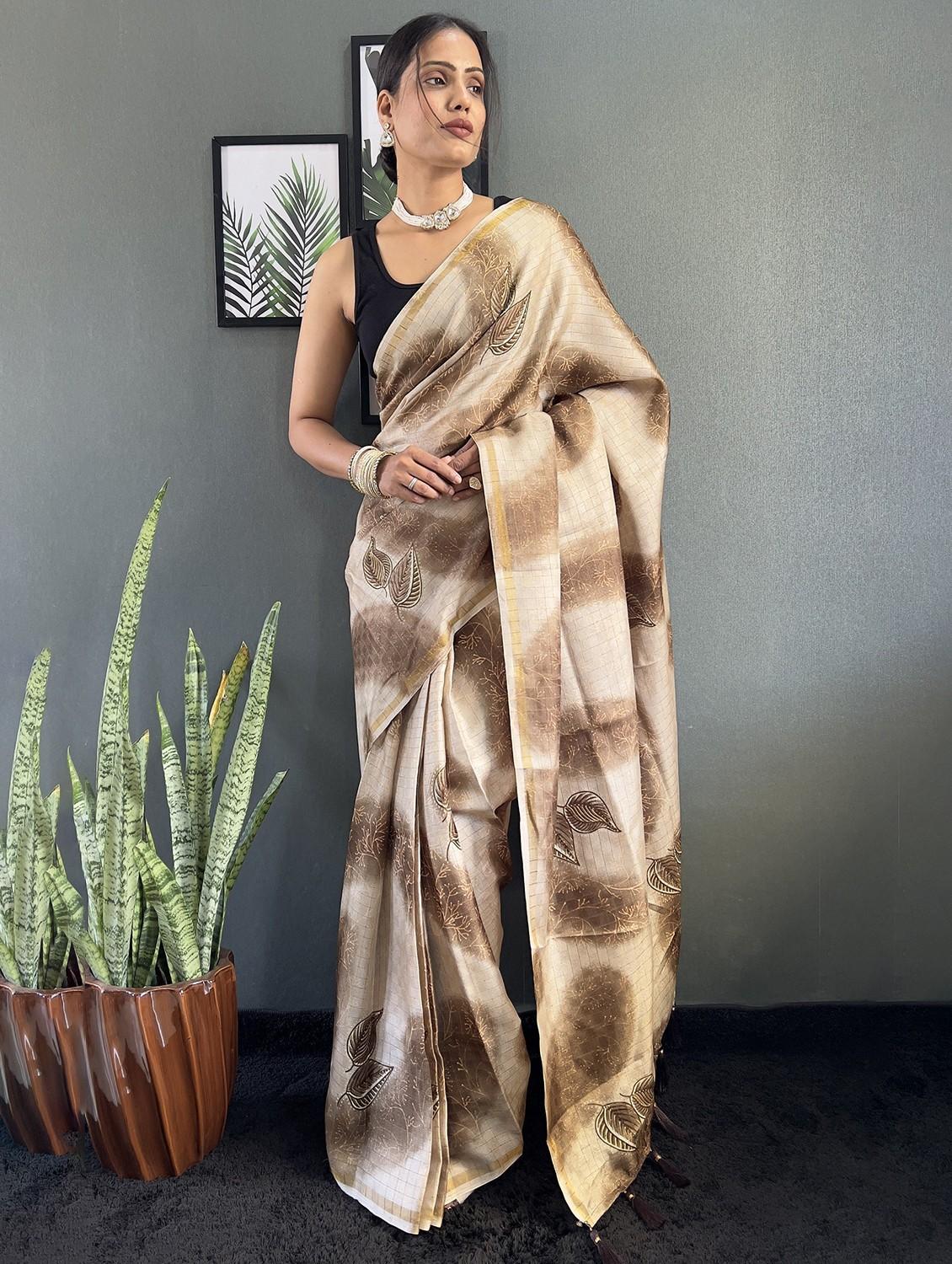 women printed casual wear saree with blouse - 22041638 - Standard Image - 2