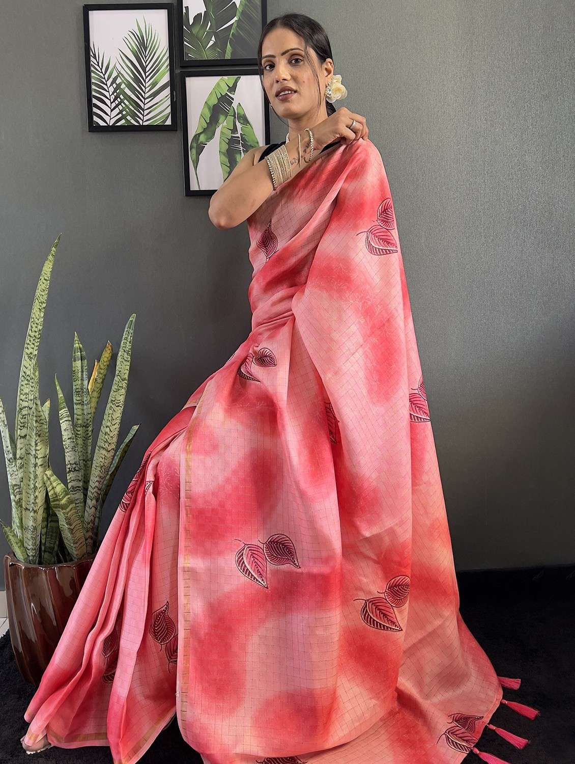 women printed casual wear saree with blouse - 22041640 - Standard Image - 2