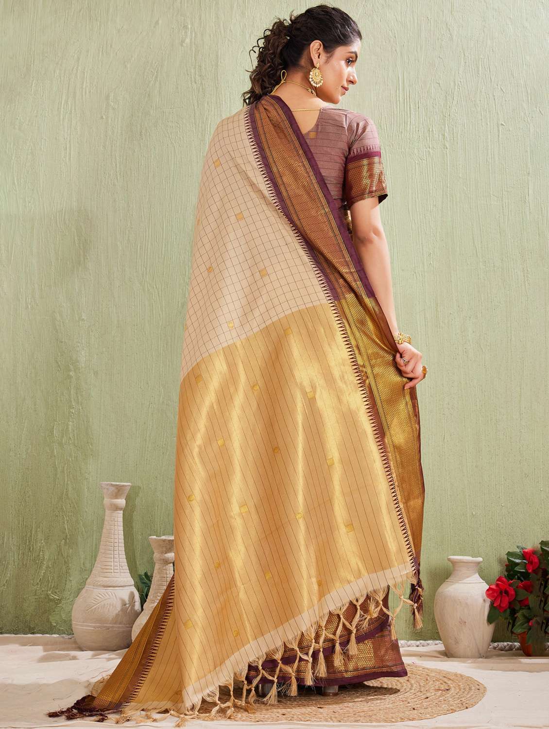 women checkered bordered saree with blouse - 22041721 - Standard Image - 2
