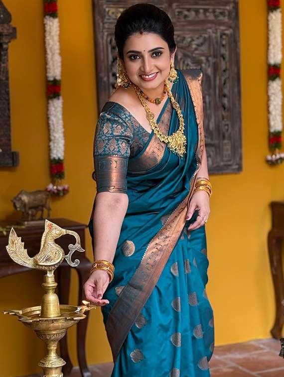 women self design banarasi saree with blouse - 22041778 -  Standard Image - 2