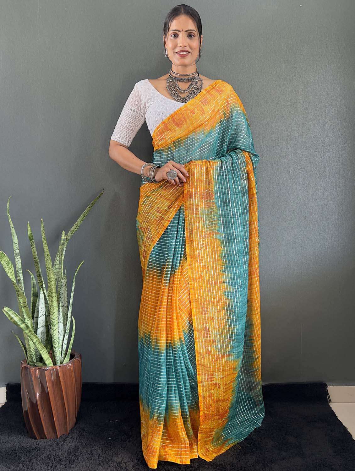 women printed casual wear saree with blouse - 22041794 - Standard Image - 2