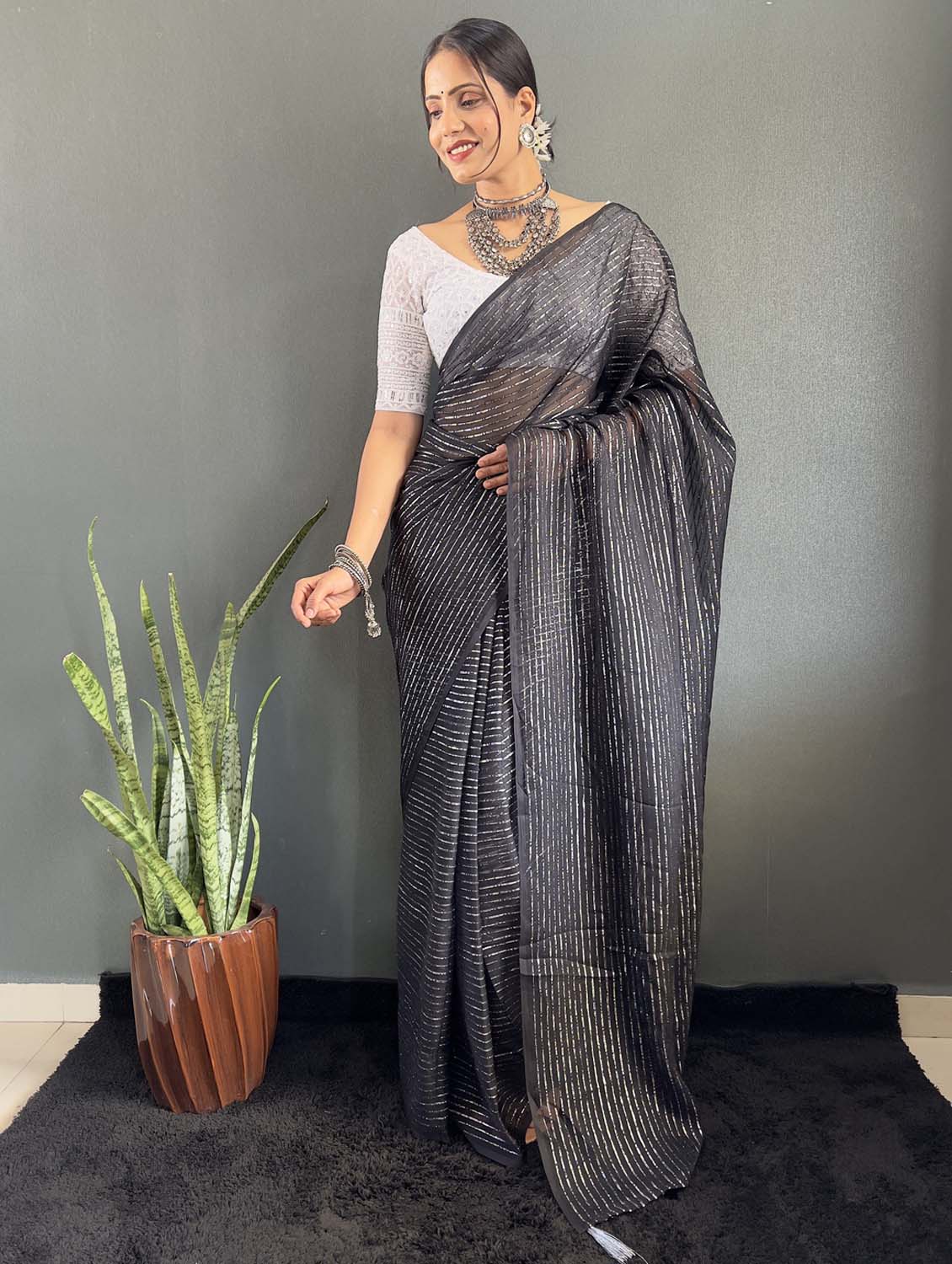 women striped printed saree with blouse - 22041795 - Standard Image - 2