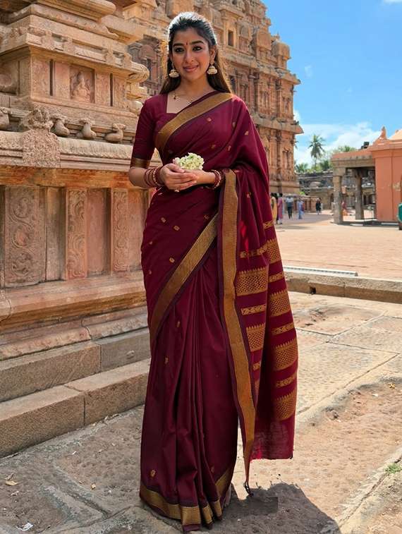 women self design bordered saree with blouse
