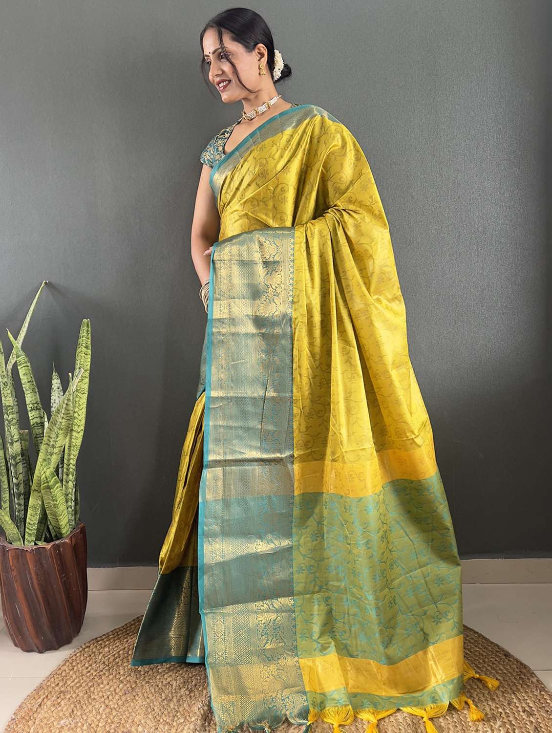 women self design bordered saree with blouse - 22041813 - Standard Image - 2