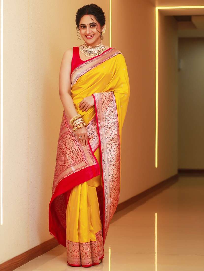 women self design bordered saree with blouse