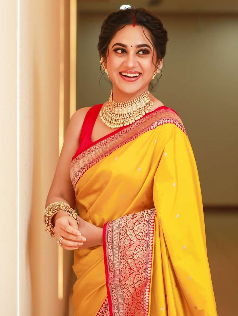 women self design bordered saree with blouse - 22041814 - Standard Image - 2