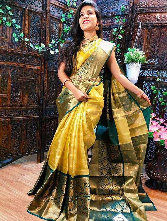 women self design bordered saree with blouse - 22041835 - Standard Image - 2