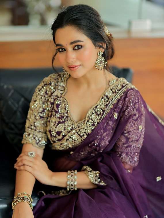 women solid with work embroidered saree with blouse - 22041868 - Standard Image - 2