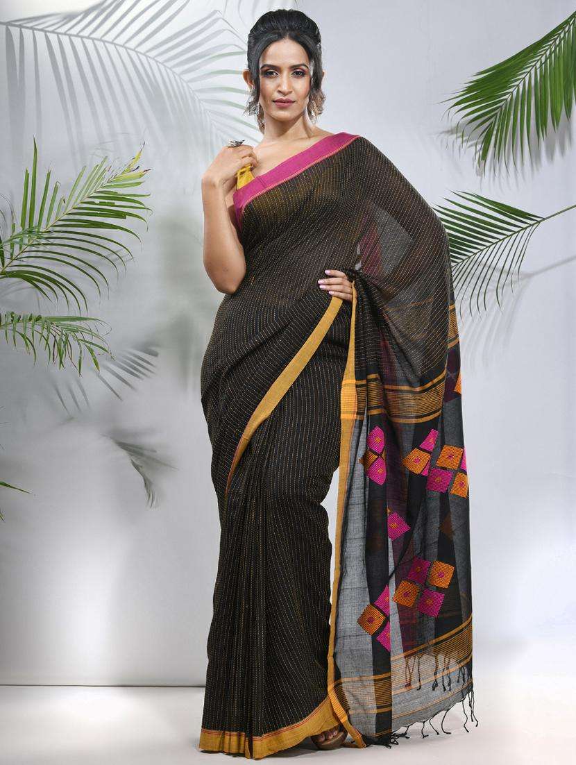 women self design handloom saree with blouse - 22042692 - Zoom Image - 0