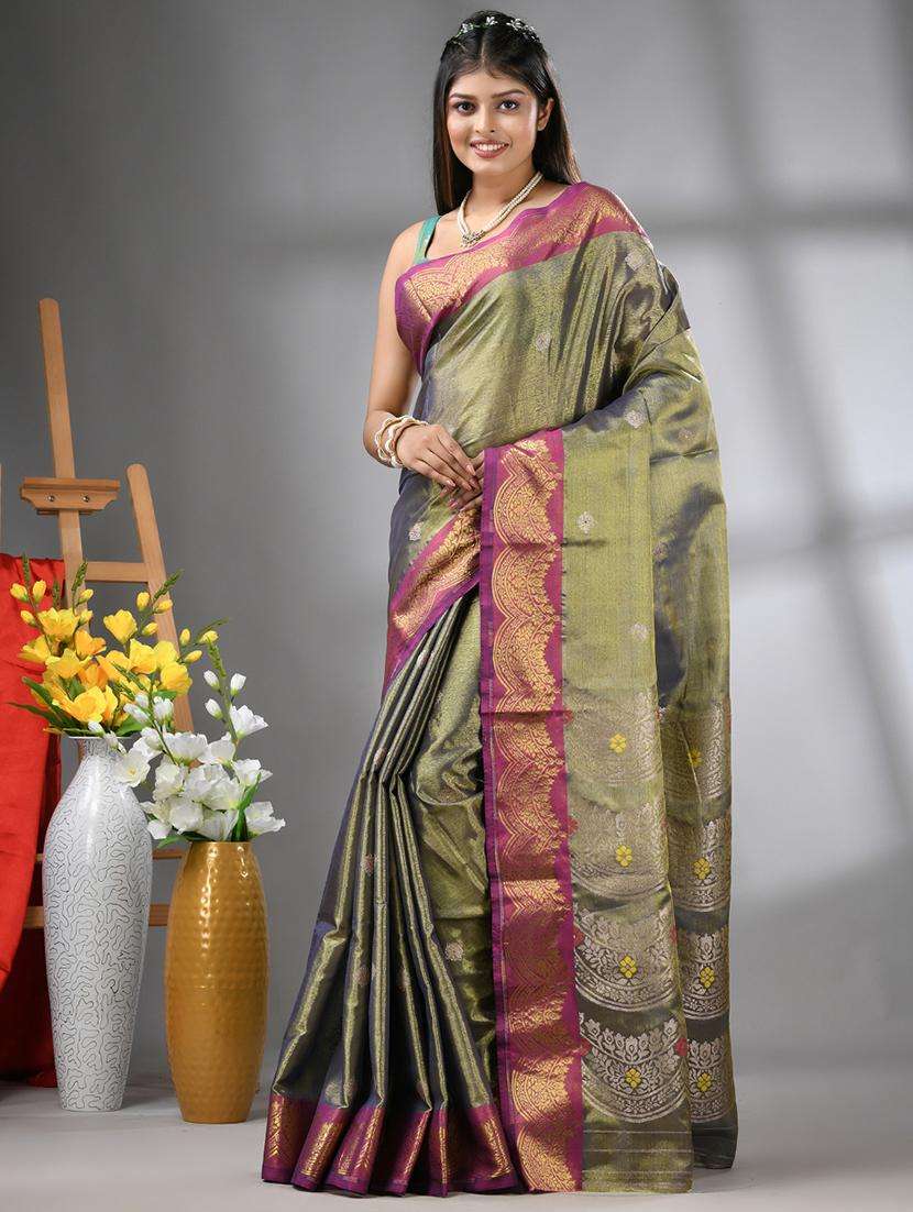 women self design bordered saree with blouse