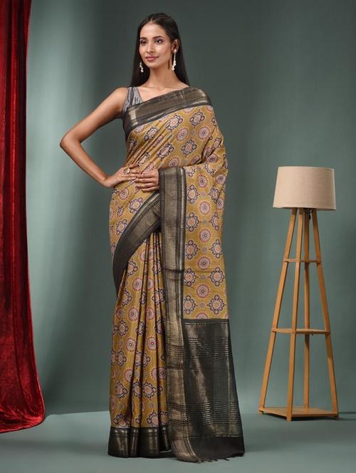 women printed handloom saree with blouse - 22043155 - Standard Image - 0
