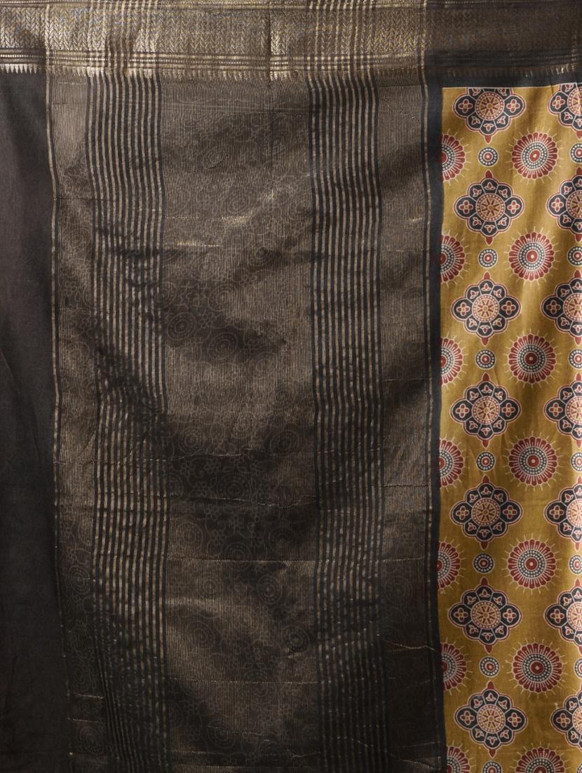 women printed handloom saree with blouse - 22043155 - Standard Image - 2