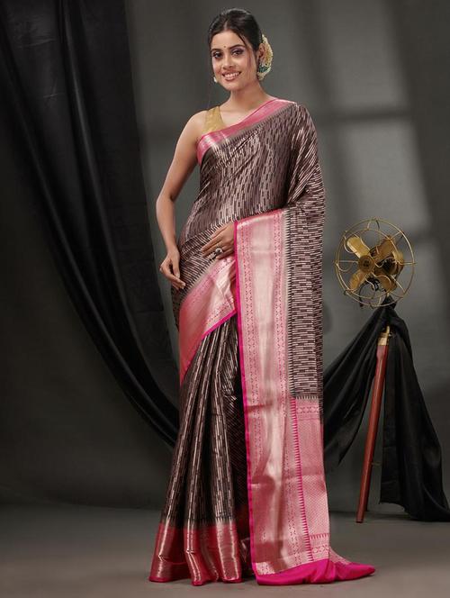 women self design bordered saree with blouse - 22043189 - Standard Image - 0