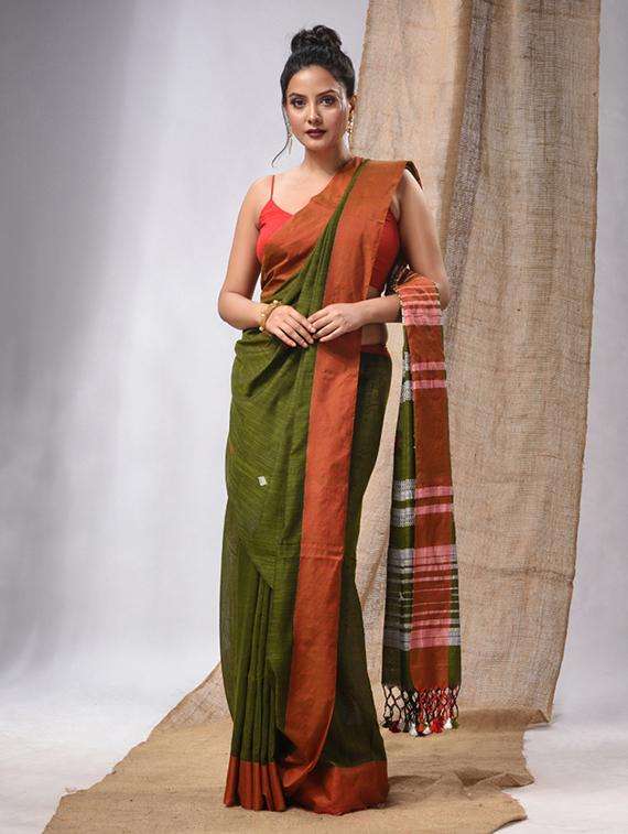 women self design handloom saree with blouse