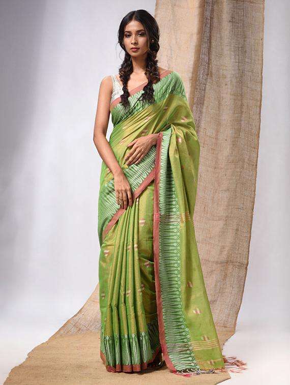 women self design handloom saree with blouse