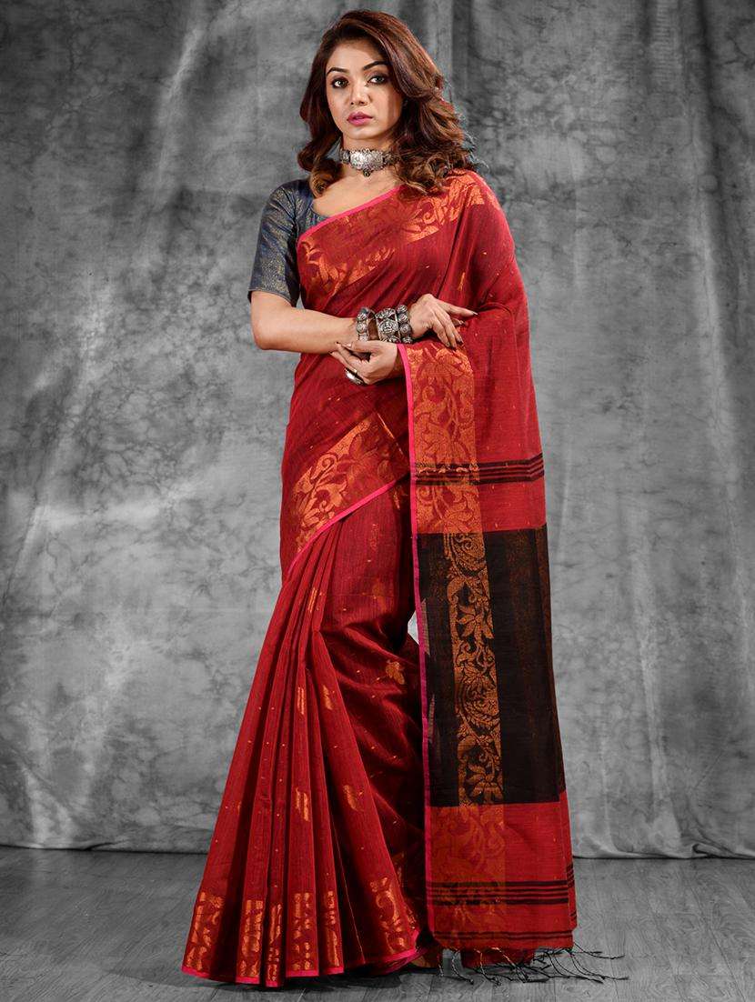 women self design handloom saree with blouse