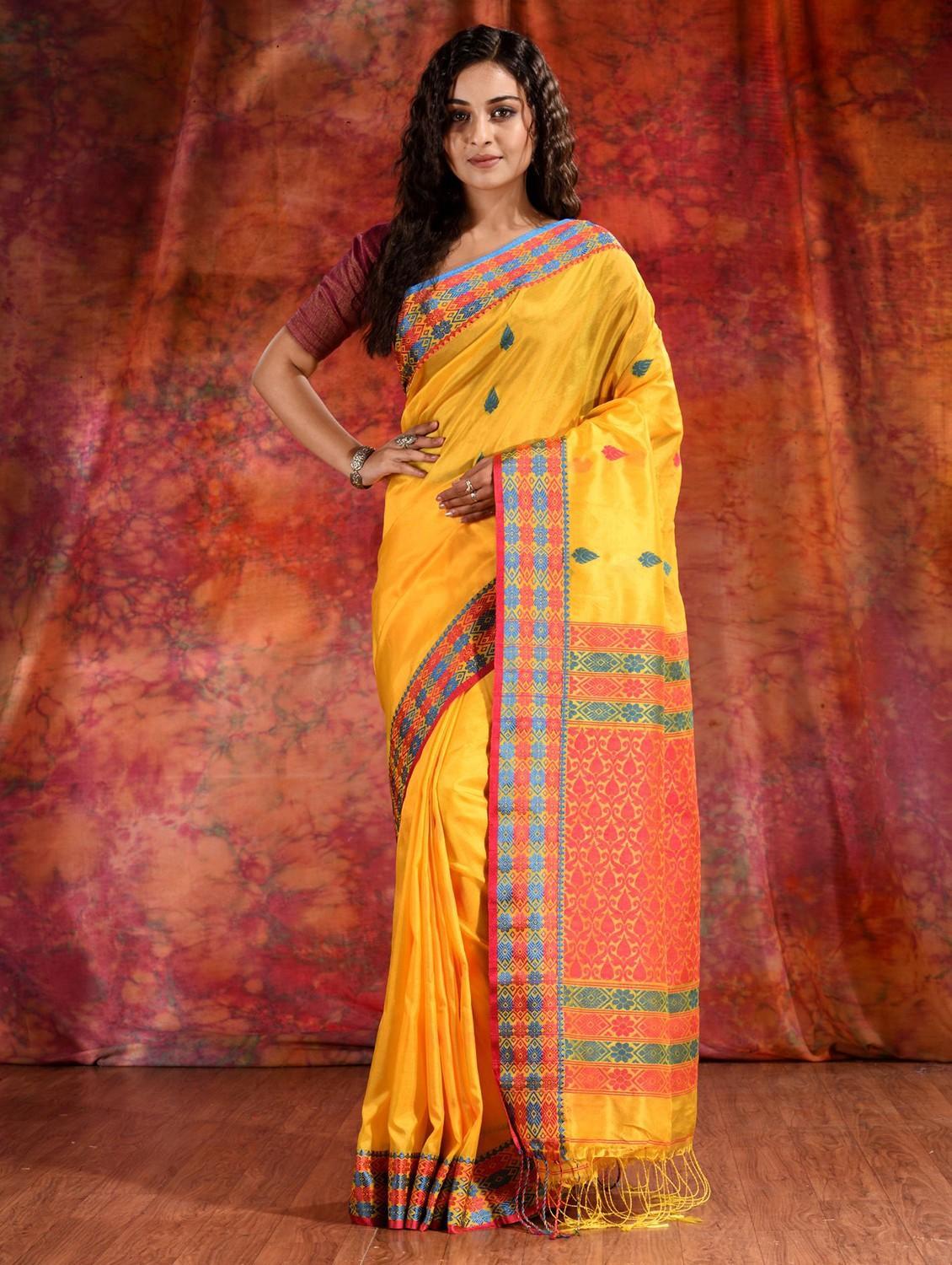 women self design handloom saree with blouse - 22044030 - Zoom Image - 0