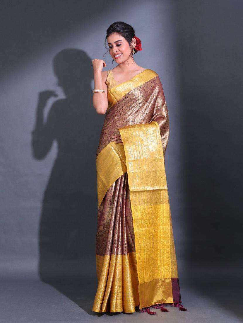 women self design bordered saree with blouse