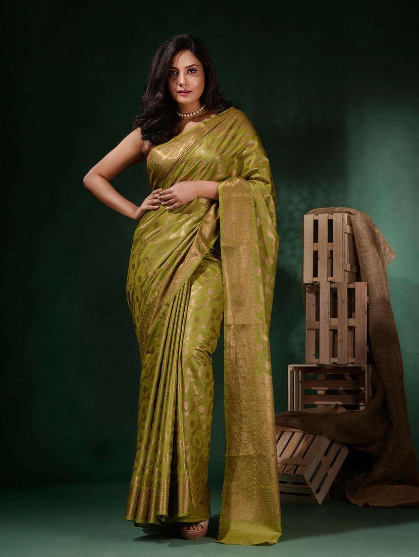 women self design banarasi saree with blouse