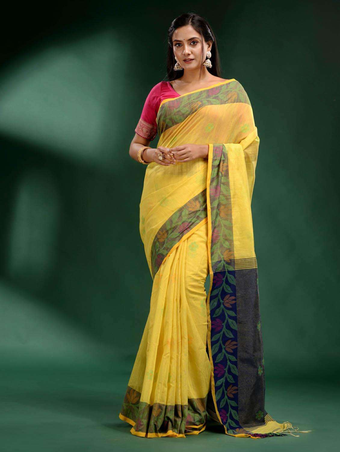 women self design handloom saree with blouse